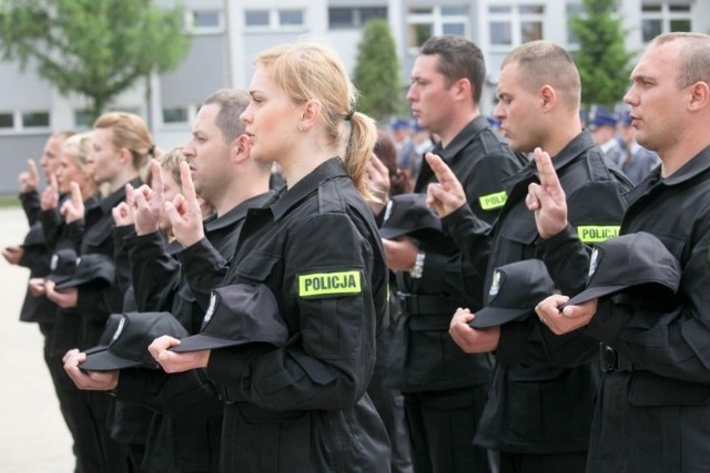 Policjantki i policjanci złożyli dziś ślubowanie i odebrali legitymacje służbowe