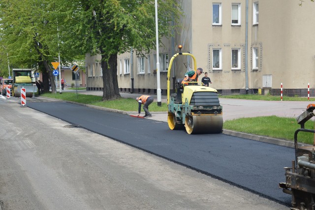 Zrywanie starej nawierzchni asfaltowej na ulicy Hutniczej i kładzenie nowej potrwa około dwóch tygodni