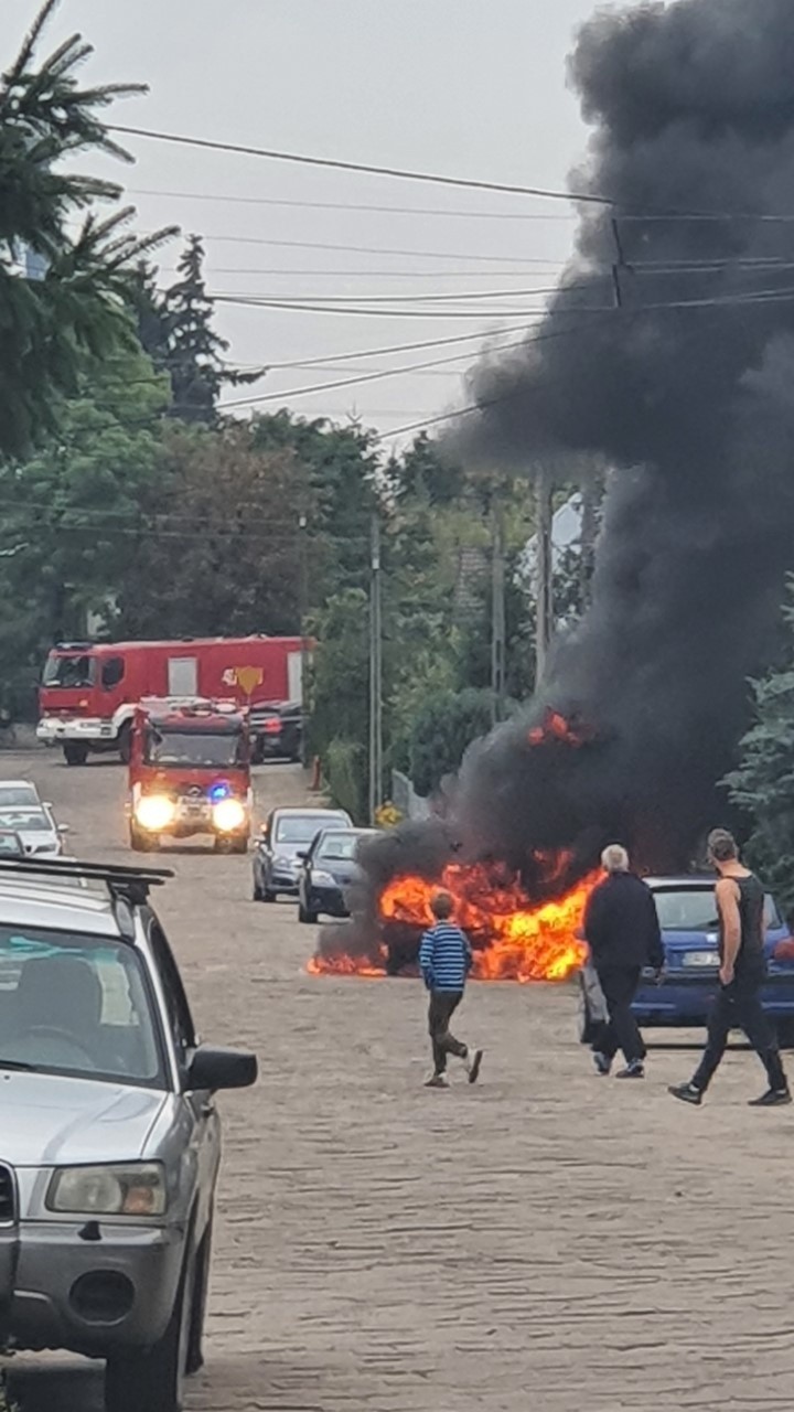 Augustów. Pożar samochodu na ul. Armii Krajowej. Auto spłonęło doszczętnie [ZDJĘCIA]