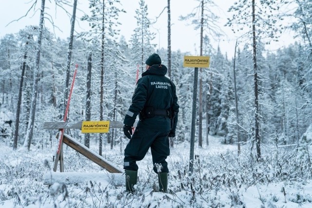 Finlandia graniczy z Rosją na długości 1340 km. Obecnie granicę oddziela jedynie płot z drutu kolczastego