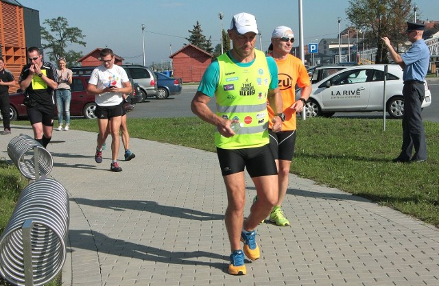 Przemek Ignaszewski: - Kilometry ubywają szybko, ale czasami pogoda daje w kość. Mimo wszystko biegnę! Dla Gosi