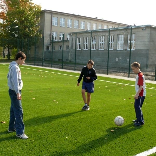 Gotowe boisko do piłki nożnej ze sztuczną trawą przy Szkole Podstawowej Nr 4 ma już chętnych do grania.
