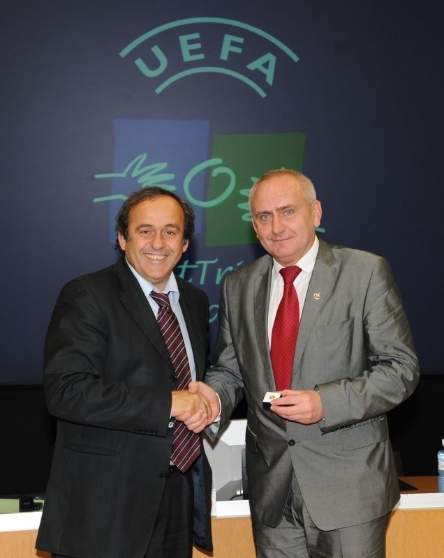 Mirosław Malinowski (z prawej) podczas pobytu w siedzibie UEFA spotkał się z prezydentem tej organizacji Michelem Platinim.