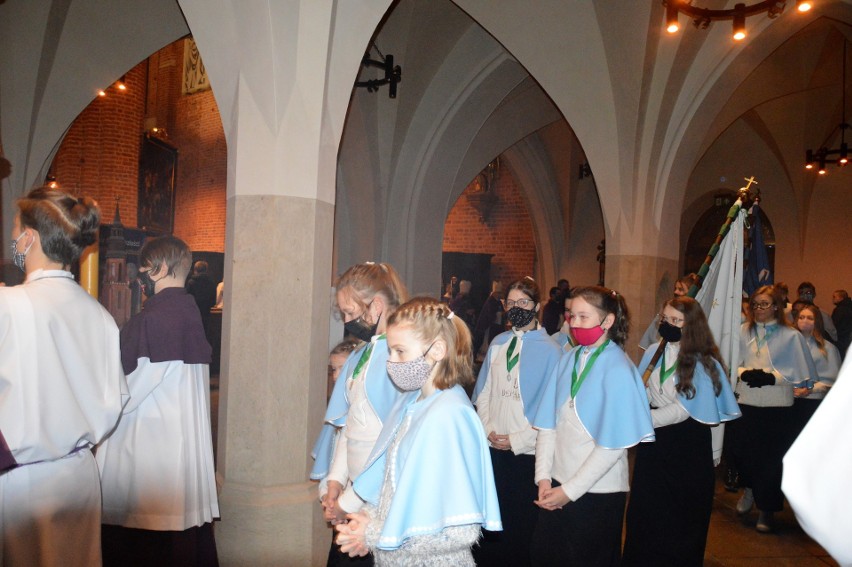 Opole. Środa popielcowa w katedrze opolskiej. Wieczorna liturgia z posypaniem głów popiołem 