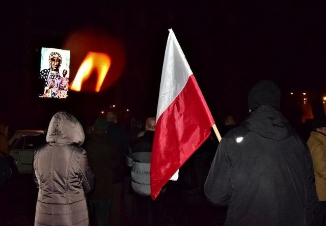 Migawka z widowiska, jakie przed Bazyliką Imienia NMP zorganizowano z okazji 35. rocznicy wprowadzenia stanu wojennego w Polsce