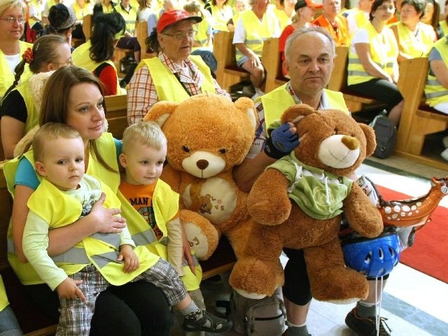 W kościele w Kaczynie najmłodsi uczestnicy otrzymali nagrody. Na zdjęciu Katarzyna Banasik z synkiem Dominikiem, który ma 2,5 roku, chrześniakiem Kacprem Wołowcem i tatą Leszkiem.