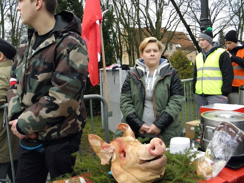 Olecko. Wielki protest w centrum miasta. Nie chcą uchodźców (zdjęcia)