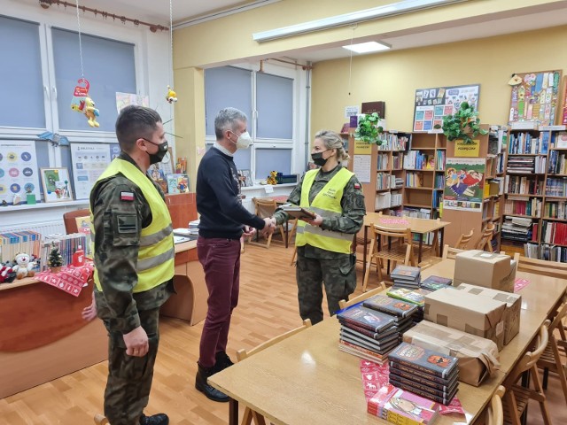 Dzieci z wielkopolskich szkół otrzymały ponad 700 książek na święta.