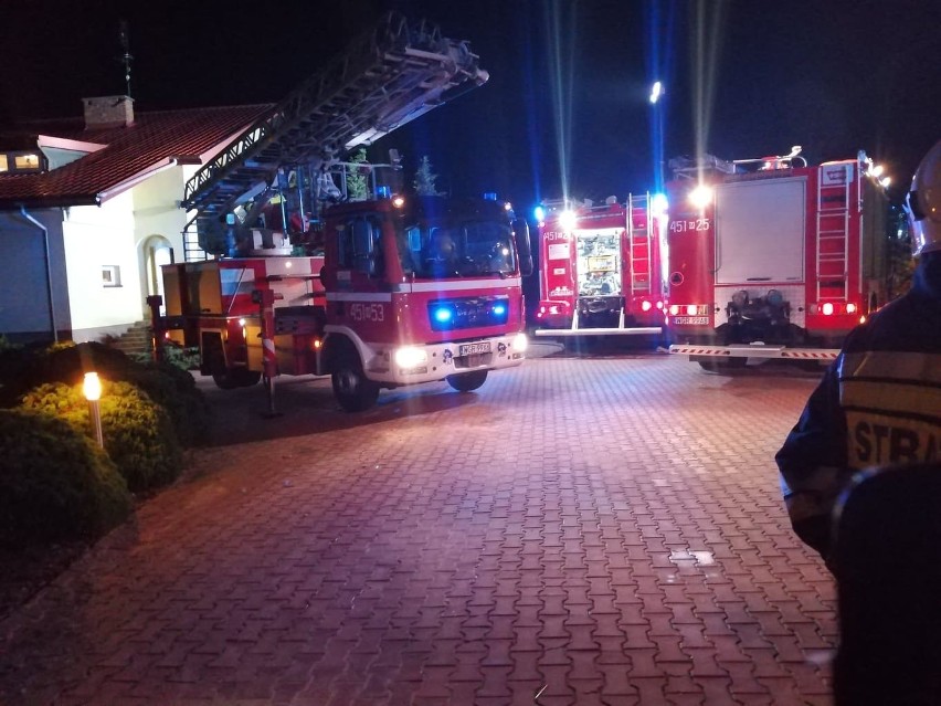 Pożar domu w Odrzywołku w gminie Belsk Duży. Na miejscu pracowało siedem jednostek straży pożarnej