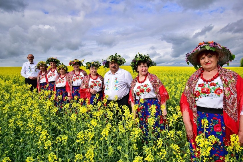 Wierzbica: Wyjątkowy prezent na Dzień Matki. Wiosenna sesja fotograficzna w złocistych łanach rzepaku