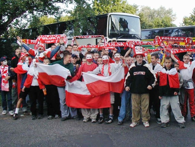 Ostrołęccy kibice przed wejściem na stadion