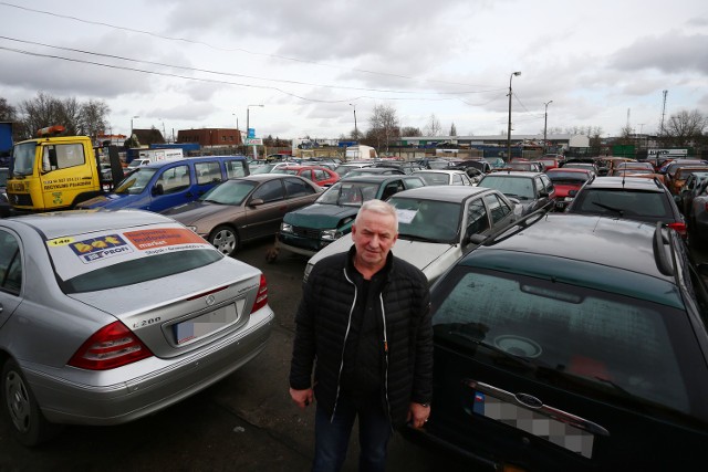 Zbigniew Adkonis:  - Mam na parkingu jeszcze 60 samochodów, za których parkowanie powinno zapłacić miasto Słupsk. Nie stać mnie na podarowanie miastu pieniędzy za to.