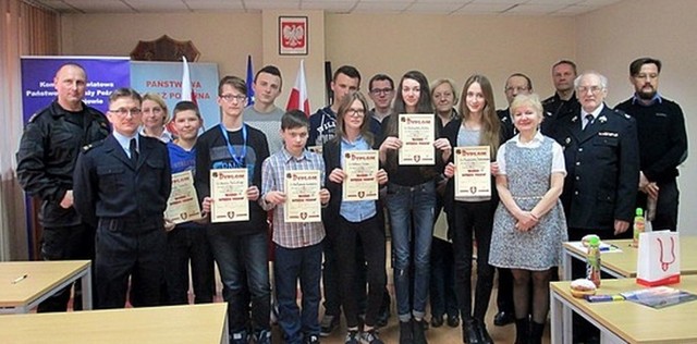 Laureaci gminnego etapu konkursu w Jędrzejowie z organizatorami.