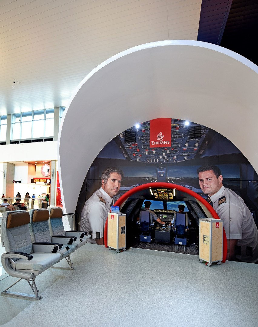 Lotnicze doświadczenia na zakupach? Nowy symulator lotu linii Emirates w centrum handlowym Dubai Mall 