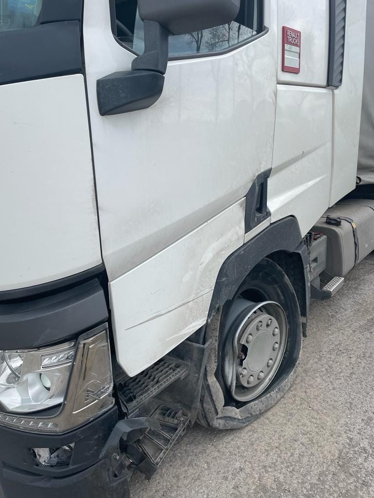 Seat i ciężarowy renault zderzyły się na drodze krajowej numer 78 w Moskorzewie. Są utrudnienia