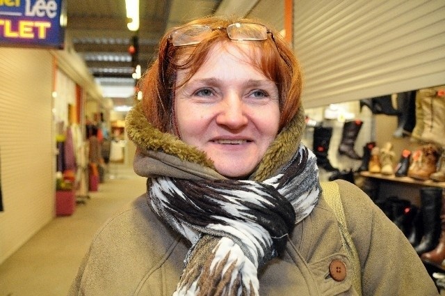 Jadwiga Zbonikowska zagląda na rynek codziennie od kilkunastu lat. - Zawsze kupuję tu pieczywo dla rodziny - mówi. Pani Jadwiga ma 48 lat, a jej największą pasją są wnuki.