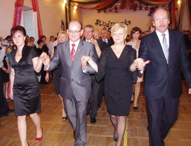 By tradycji stało się zadość o północy poloneza zatańczyli...