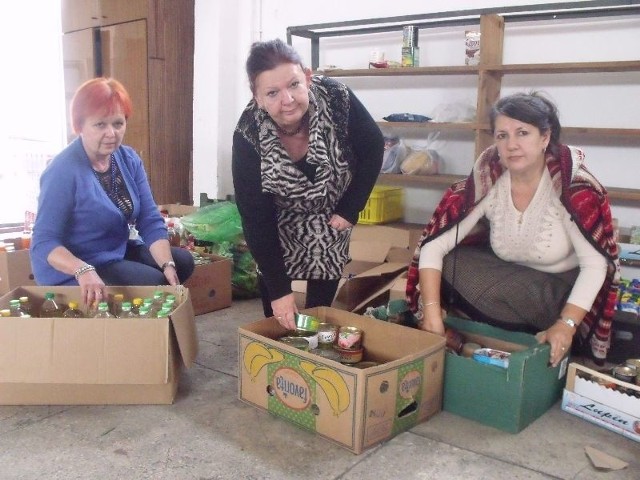 Pracownicy Świętokrzyskiego Banku Żywności w Ostrowcu Świętokrzyskim z prezes Marią Adamczyk układają zebrane produkty podczas akcji Podziel się posiłkiem.