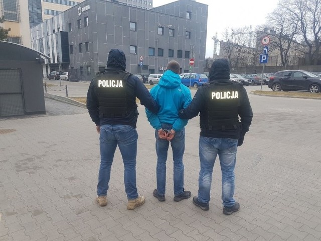 Bójka na meczu Widzewa Łódź i Victorii Sulejówek. Policjanci zatrzymali kibiców Victorii. Zarzut usłyszał też kibic Widzewa Łódź