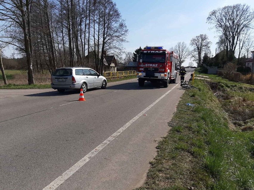 Wypadek w Kamiance gmina Rzekuń. Motocykl uderzył w maszt i wpadł na posesję. Motocyklista w szpitalu, pasażer z lekkimi obrażeniami