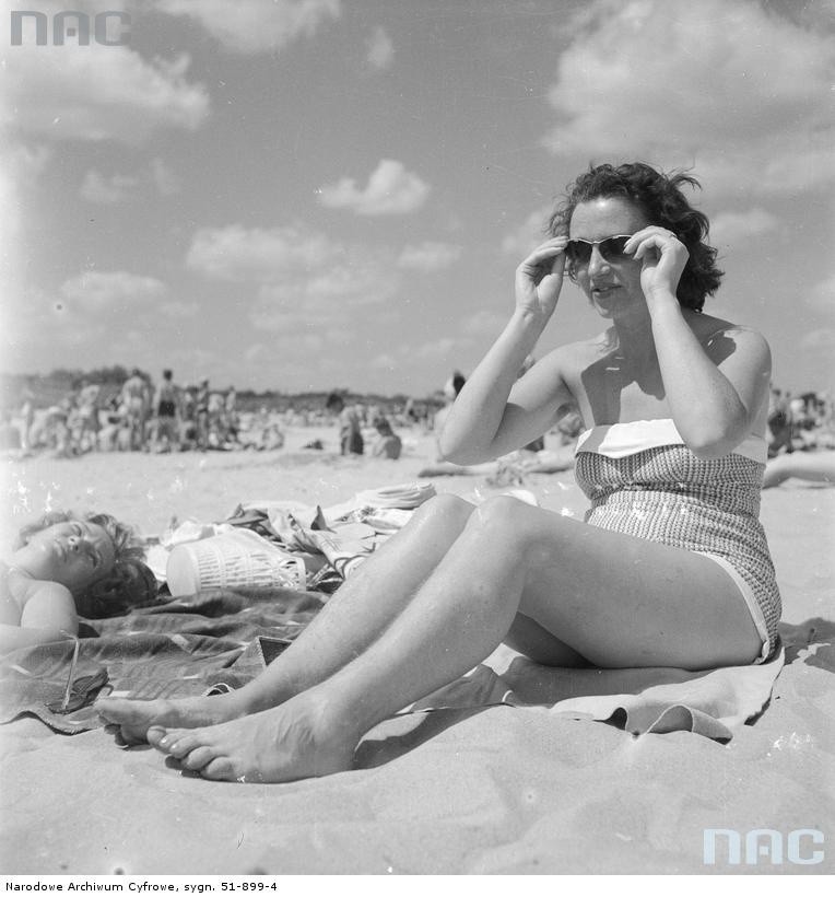 Kobieca moda plażowa na archiwalnych zdjęciach. Zobacz, jak zmieniały się trendy