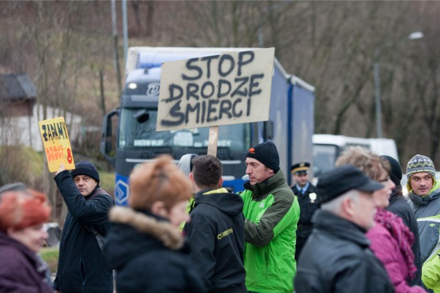 Dolnoślązacy wielokrotnie protestowali w sprawie budowy nowej drogi ekspresowej S8. Na zdjęciu protest w Kobierzycach (grudzień 2014)