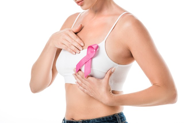 Samobadanie piersi należy wykonywać raz w miesiącu. Wszelkie niepokojące zmiany skonsultuj ze swoim lekarzem.
