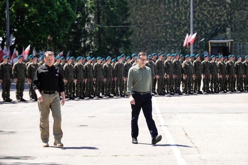 Premier Mateusz Morawiecki oraz minister obrony narodowej...