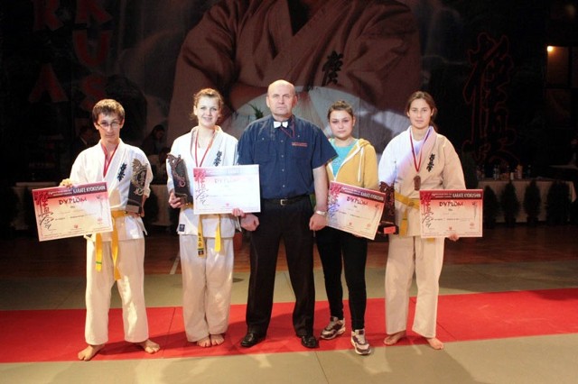 Reprezentanci OKKK prezentują trofea, od lewej: Aleksander Krajanowski, Aleksandra Karaś, Beata Opęchowska i Anna Jędrasik.