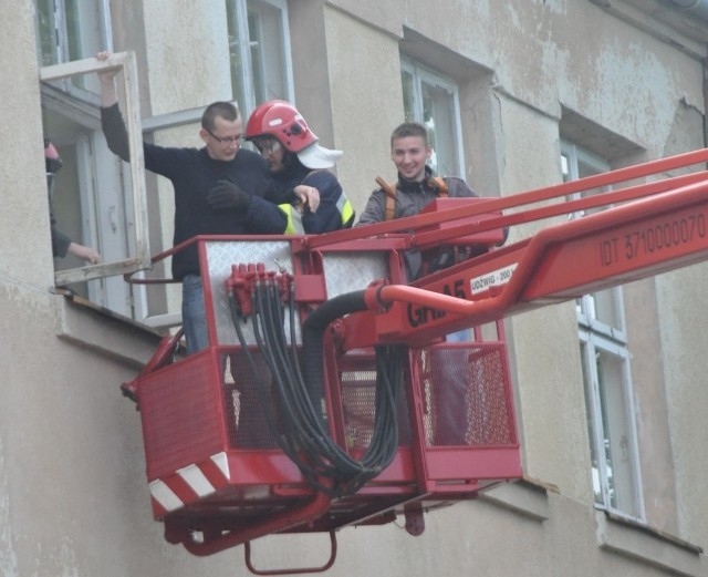 Strażacy za pomocą podnośnika sprowadzili na dół Kamila Hamelę i Kacpra Głowackiego, którzy wcielili się w rolę zagubionych uczniów.