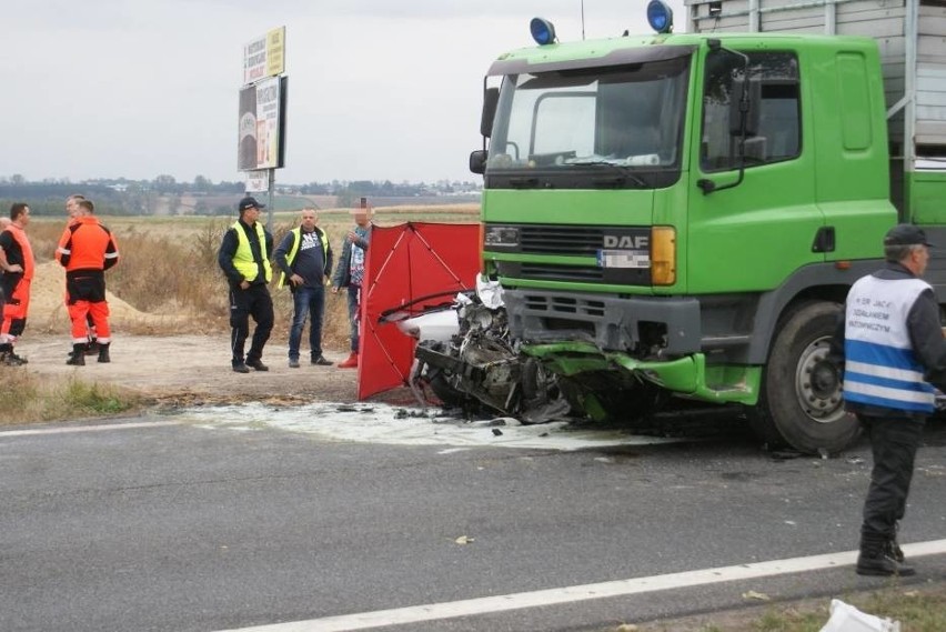 Kierowca osobówki poniósł śmierć na miejscu.