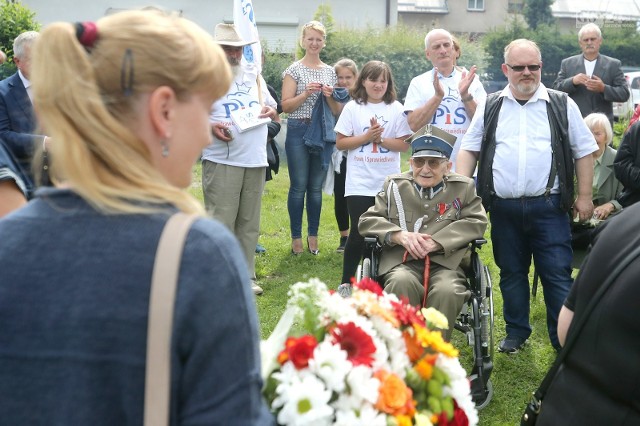 Ppor. Wiktor Sumiński w 1945 r. wstąpił do działającego na terenie powiatu gostynińskiego oddziału Ruchu Oporu Armii Krajowej. Ujęty w 1947 r., skazany na śmierć, a po amnestii na 10 lat więzienia. Oddział ROAK Władysława Dubielaka powstały na przełomie lat 1945 -1946 na terenie powiatu gostynińskiego powołany z inicjatywy Henryka Jóźwiaka "Groźnego" i dowodzony przez Władysława Dubielaka "Myśliwego". Oddział wchodził w skład Obwodu "Rybitwa"obejmującego tereny powiatów: sochaczewskiego, gostynińskiego i łowickiego. Przeprowadził 27 akcji zbrojnych, w tym rozbroił 6 placówek UB i MO, m.in. w Gąbinie, Dobrzykowie, Radziwiu, Pacynie i Łącku. Wykonał 17 akcji ekspropriacyjnych i zaopatrzeniowych, w tym na browar w Ciechomicach, urzędy gmin w: Dobrzykowie, Łącku, Pacynie, Szczawinie, na spółdzielnie w Gąbinie, Łącku, Lwówku i Wincentowie.