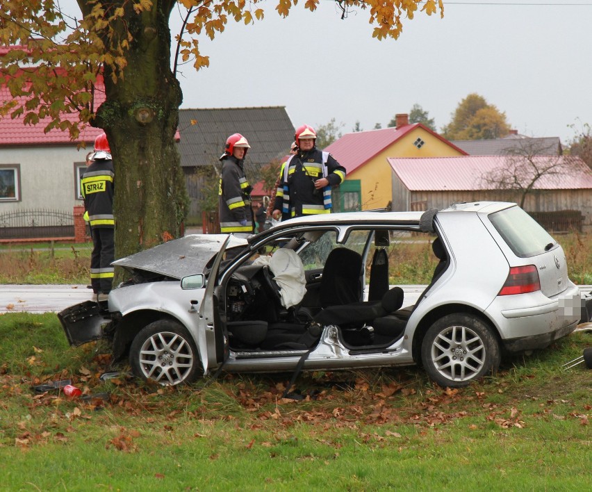 Volkswagen zjechał z drogi i roztrzaskał się na drzewie....