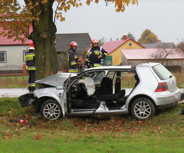 Volkswagen zjechał z drogi i roztrzaskał się na drzewie. Kierowca zginął, cztery inne osoby zostały ranne.