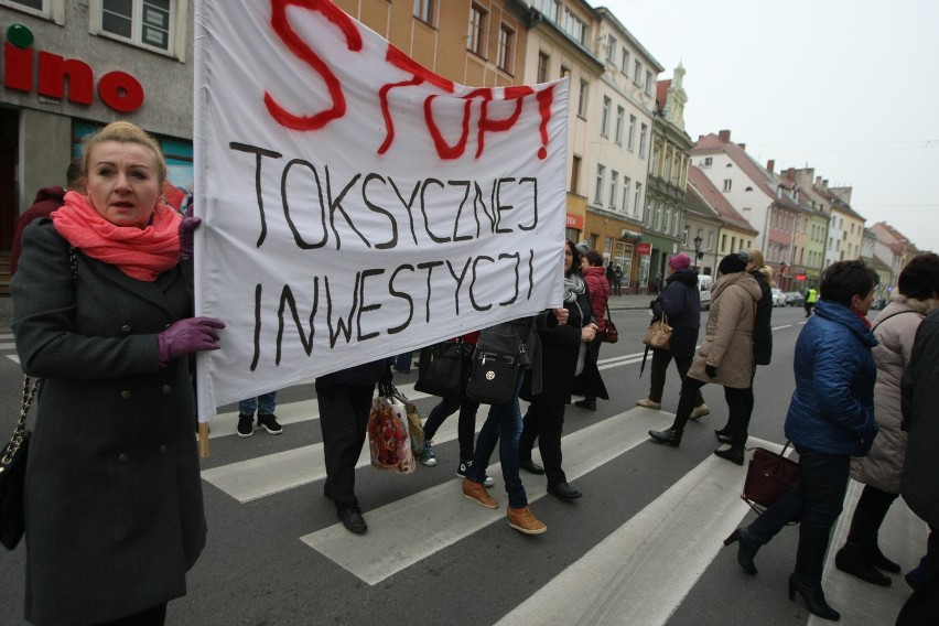 Protest pod Urzędem Miasta w Środzie Śląskiej. Mieszkańcy...