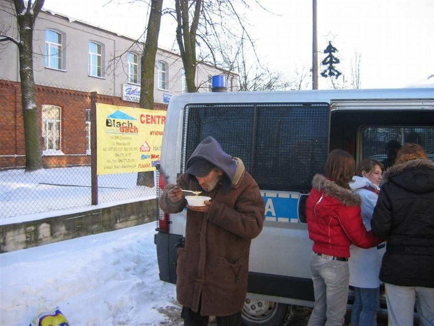 Zambrowscy policjanci podczas akcji pomocy bezdomnym.