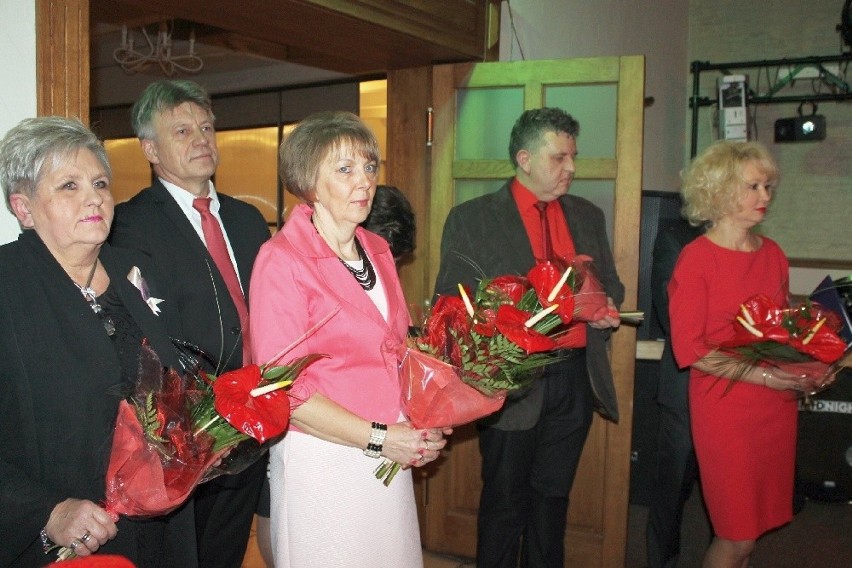 Wychowawcy klas z kwiatami: Barbara Brzyska- IV L,...