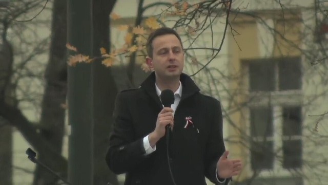 Przedstawiciele partii opozycyjnych zebrani przed siedzibą Trybunału Konstytucyjnego w Warszawie wzywali rządzących do przestrzegania prawa i zasad demokracji.