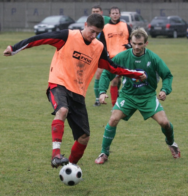 Znicz Pruszków - Pelikan Łowicz, sparing (1.03.2008 r.). Robert Lewandowski grał kiedy w sprzęcie marki Zina