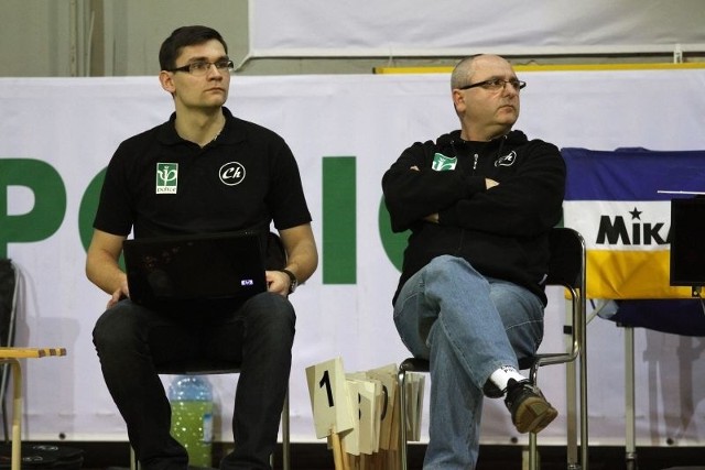 Piotr Sobolewski (z lewej) zastąpił Mariusza Bujka (z prawej) na stanowisku trenera Chemika Police.