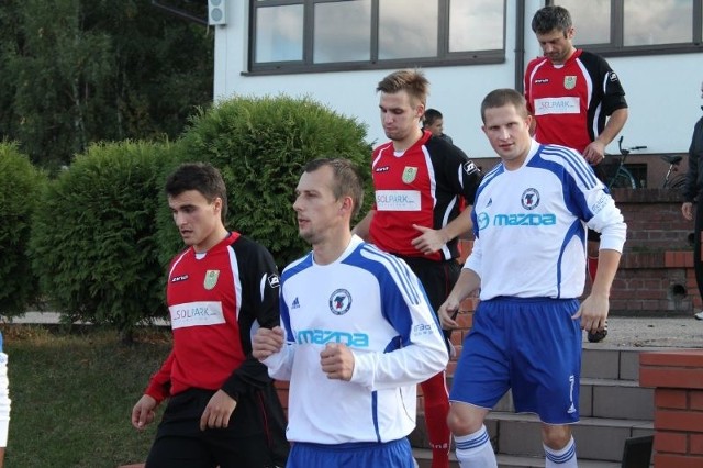 Piłkarze Broni (biało-niebieskie) oraz Omegi przed sobotnim meczem