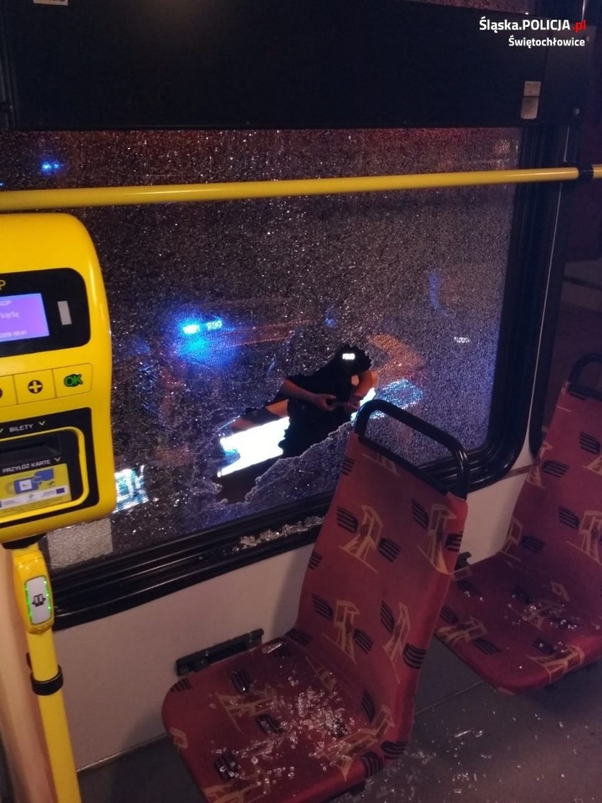 Policjanci ujęli sprawcę wybicia szyby w tramwaju
