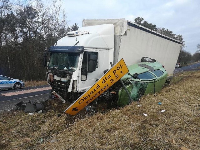 Opel corsa, którym podróżowały dwie kobiety, został zupełnie zmiażdżony. Obie kobiety zmarły.