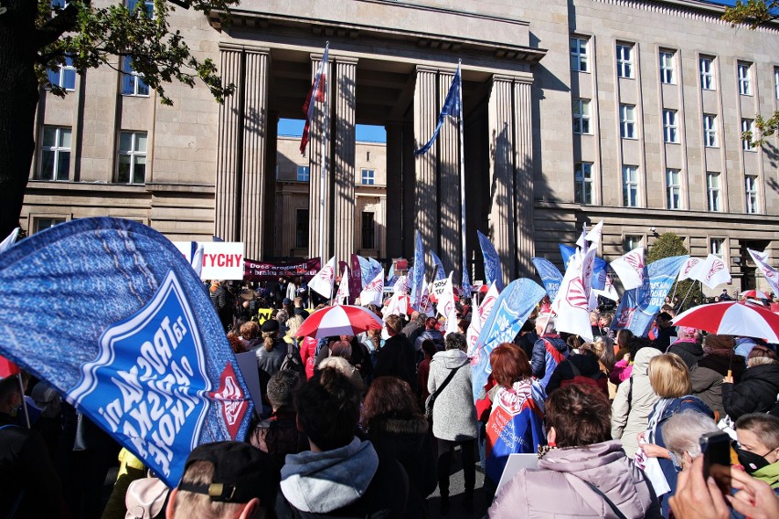 Warszawa: Trwa protest nauczycieli. "Czerwona kartka dla ministra Czarnka"