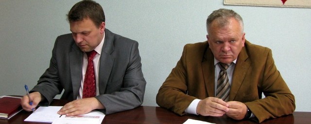 Senator Krzysztof Majkowski i szef jego biura Dariusz Maciak podczas konferencji prasowej