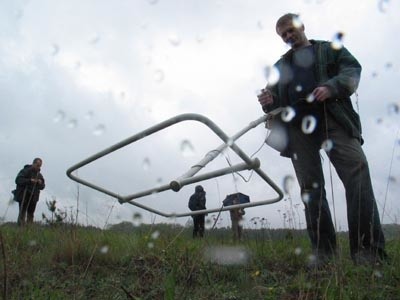 Pole bitwy ma kilkaset hektarów powierzchni, nam udało się spenetrować zaledwie jego fragment. Na zdjęciu Paweł Łukasiewicz z wykrywaczem metalu.