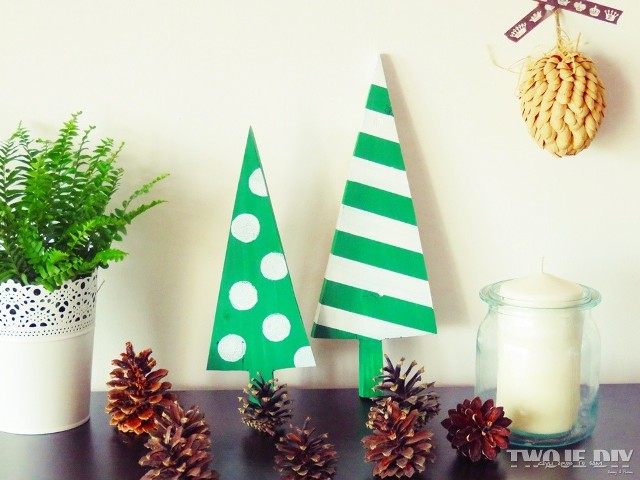 Dekoracja świąteczna z drewnianych choinekDrewniane choinki można zestawić z szyszkami zebranymi na rodzinnym spacerze.