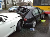 Groźny wypadek w Ozorkowie.  Zmiażdżone auto z dwóch stron. Jedno z aut wjechało pod autobus 15.04.2021
