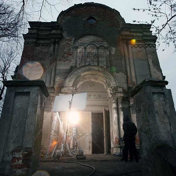 Można już zwiedzać wnętrza cerkwi, w której Andrzej Wajda kręcił część zdjęć do filmu "Katyń&#8221;. W kinach film pojawi się we wrześniu.