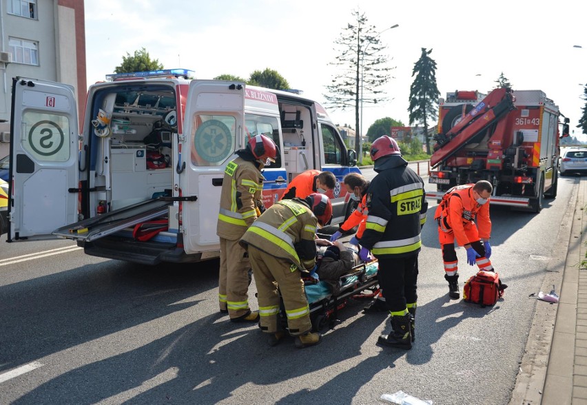 Wypadek w Przemyślu. Na ul. Lwowskiej kobieta wbiegła pod motocykl. Ranne dwie osoby [ZDJĘCIA]